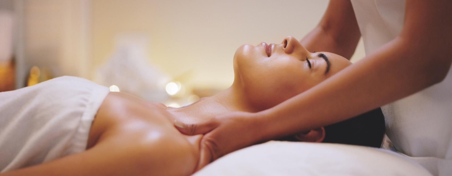 Leżąca kobieta podczas masażu